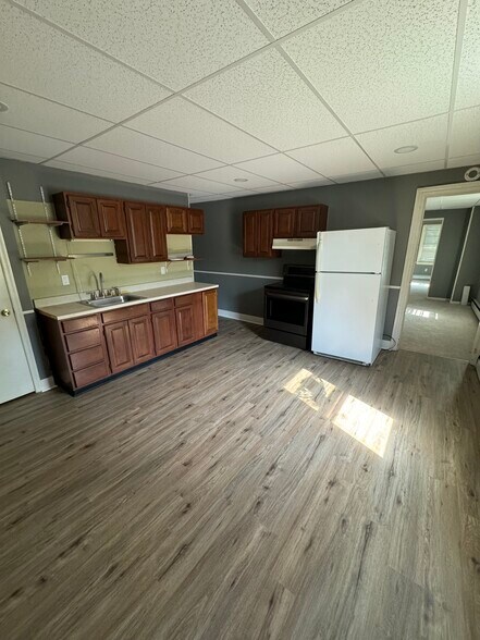 new stainless fridge & stove in 2024 (not shown here) - 803 E Street Rd
