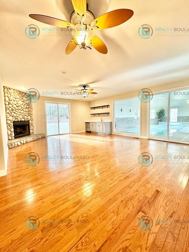 Building Photo - “Luxury Living in Skyline: 4 Bedroom 4 Bat...