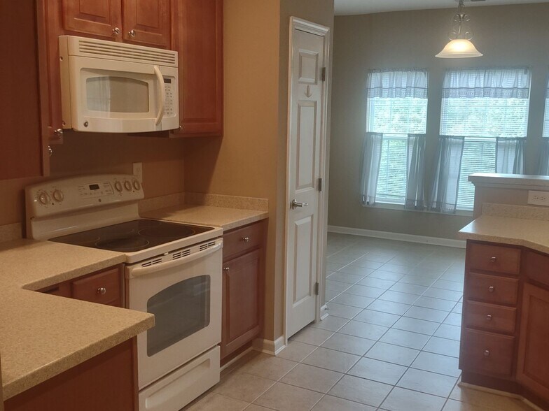 Building Photo - 812 Long Dr