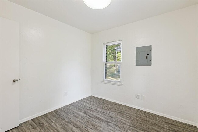 Building Photo - 1006 SE 51st St