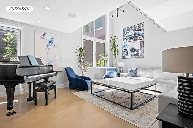 Primary Photo - 352 W 11th St