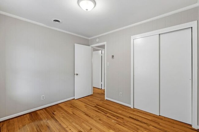 Building Photo - Large Home in Four Seasons Area, Hardwoods, Dining Room, Screed Porch, Fenced!