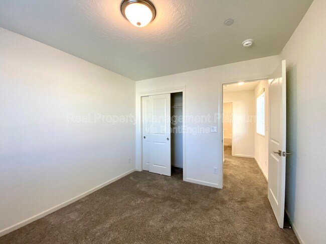 Building Photo - 730 N Bliss Ln