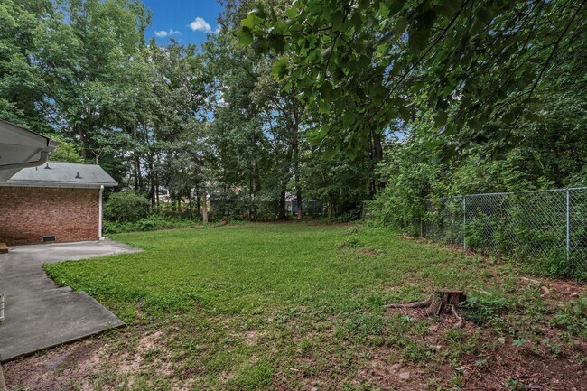 Building Photo - 6096 Hillpine Dr