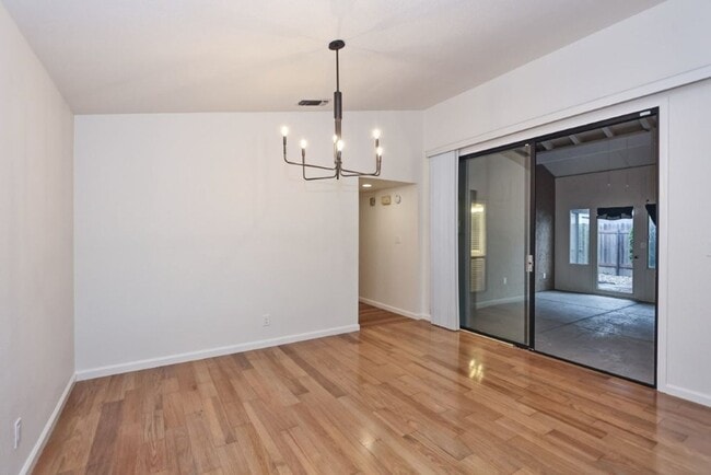 Building Photo - Beautiful corner halfplex available now for rent!