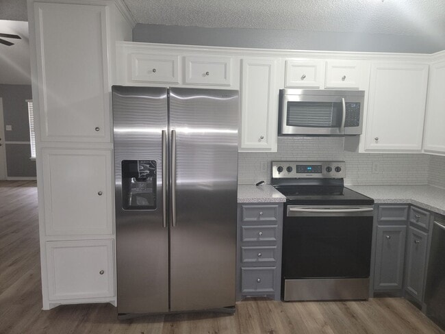 Building Photo - 3/2/2 in South Pointe with Lots of Features