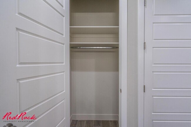 Building Photo - Pet Friendly 4 Bedroom Home! Internet Incl...