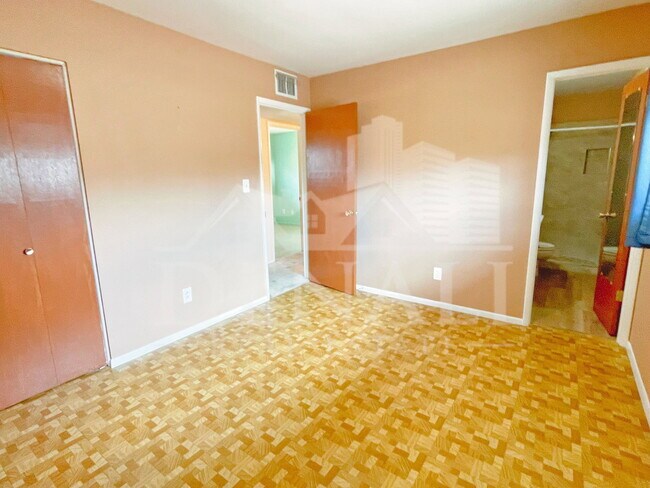 Building Photo - 1515 W Huntington Dr