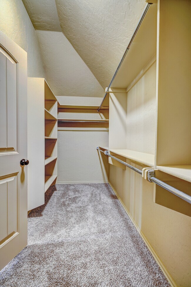 Building Photo - 1713 Pinewood Dr