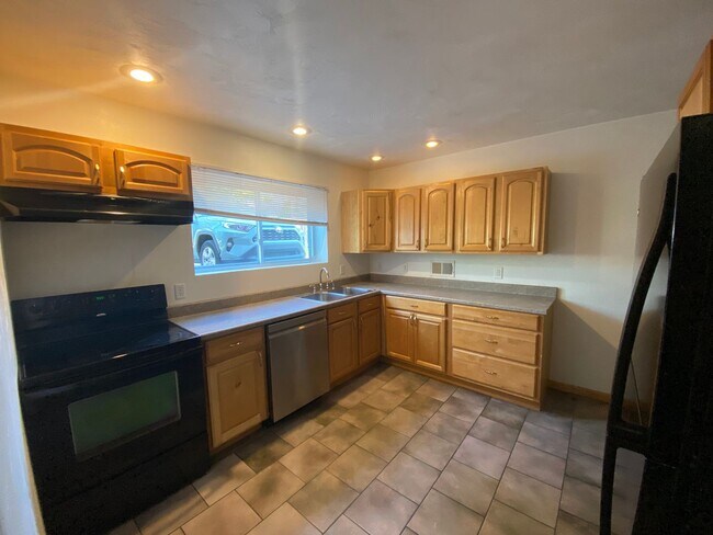 Building Photo - 1118 Lafayette - 4 Bed/4.5 Bath Unit Near ...