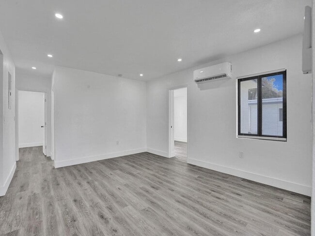 Building Photo - 940 SW 28th St