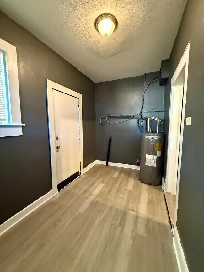 Building Photo - Wonderful 2 Bedroom a must see in Norwood.