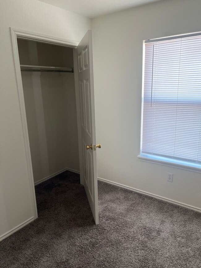 Building Photo - 3114 Oak Ln