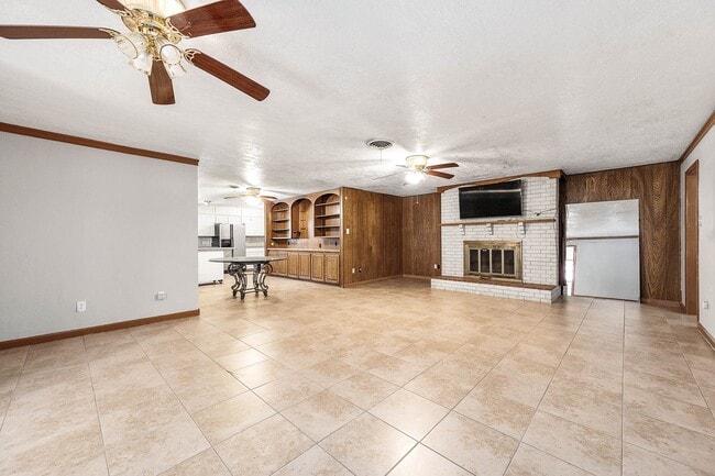 Building Photo - 5813 Russell Ln