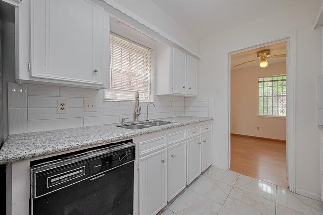 Building Photo - 12111 Pompano Ln