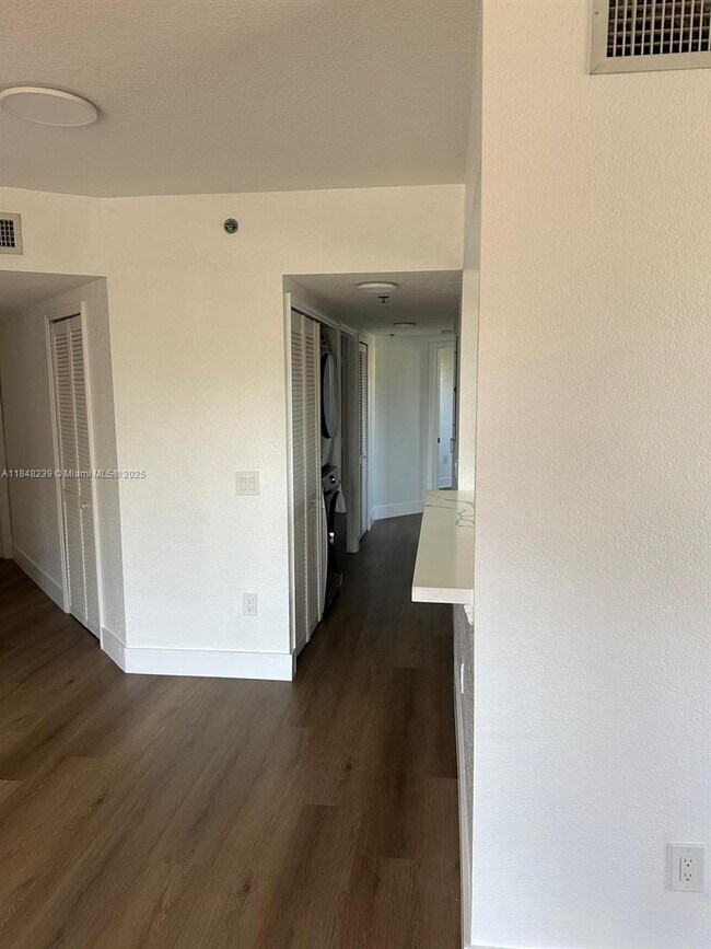 Building Photo - 9300 Fontainebleau Blvd