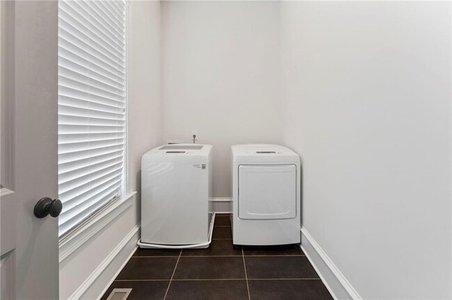 Building Photo - 871 3rd St