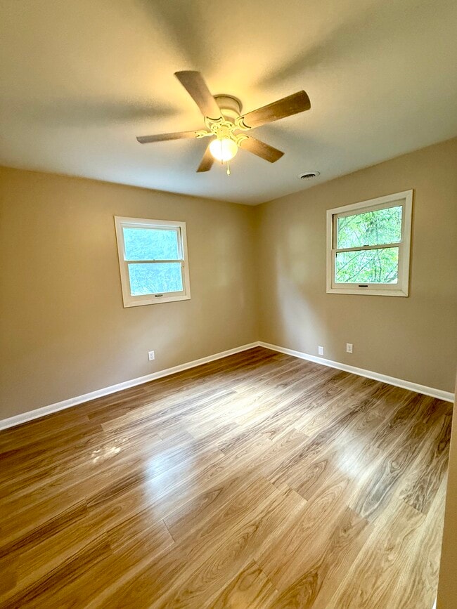 Building Photo - 916 E Fairlawn Dr