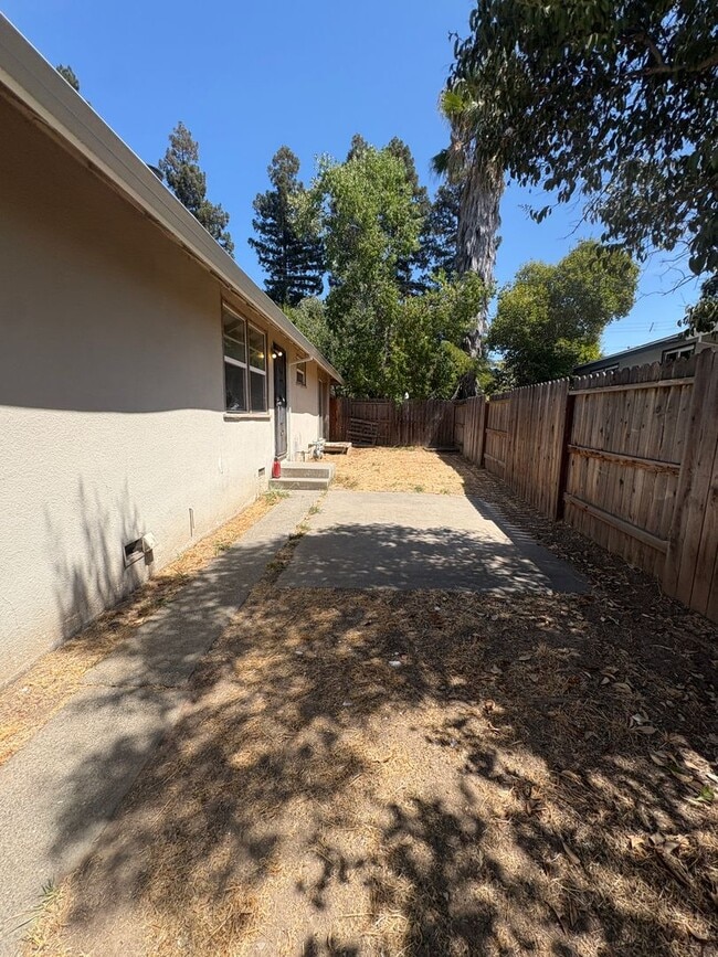 Building Photo - 2450 Ione St