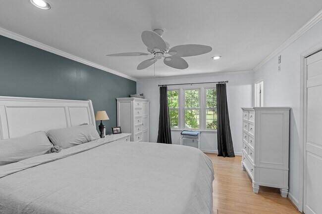 Building Photo - 327 Plantation Dr