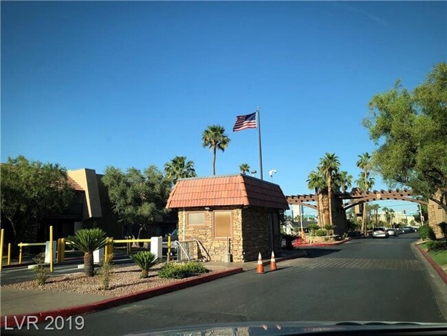 Building Photo - GUARD GATE COMMUNITY, 3 BEDROOM, 1.75 BATH...