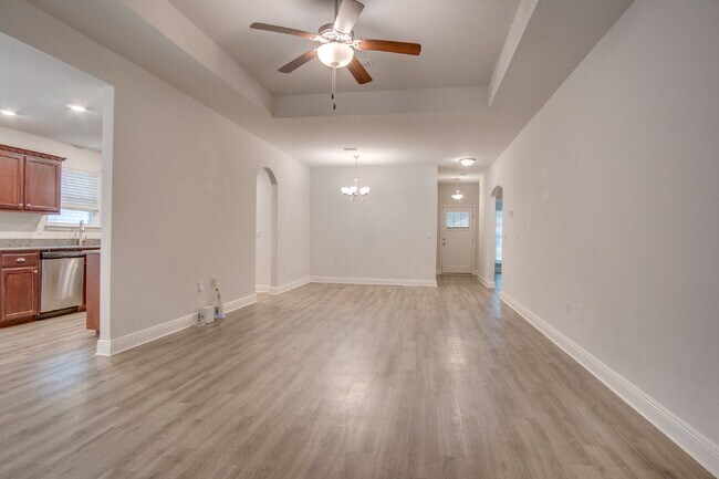 Building Photo - Beautiful North Pensacola 3BR Home with Oversized Primary Suite, Double Vanity Bath, 2-Car Garage...