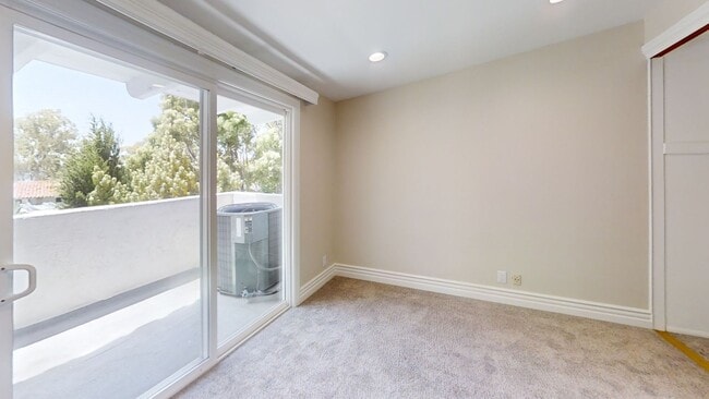 Building Photo - Gorgeous 3bd/2.5 bath in East Bluff!