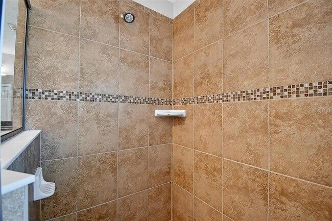 Building Photo - 108 Golfview Ct