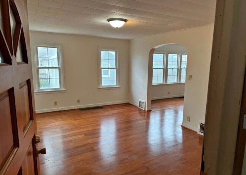 Building Photo - 327 Planett St