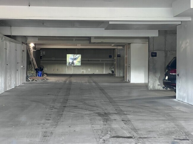 Building Photo - 350 N Fairway Dr