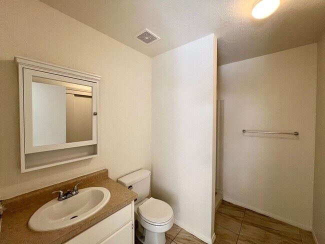 Building Photo - AVAILBLE NOW !!  3-bedroom 2 bath Duplex i...