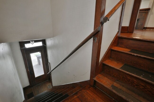 Building Photo - Awesome House for your Large Group - HUGE HOUSE with 3 Floors - 3 Kitchens, 3 Bathrooms, Awesome ...