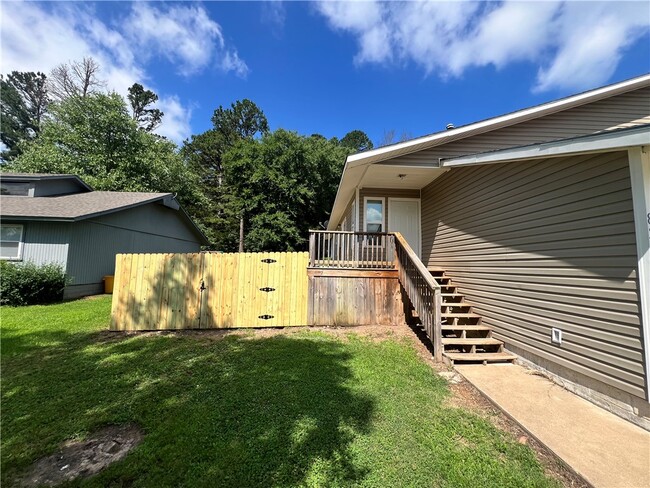Building Photo - 823 N Lola Ln