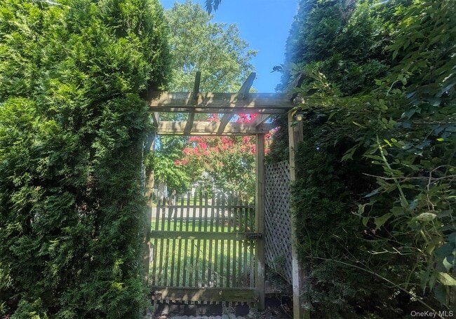 Building Photo - 48 Bayberry Ave