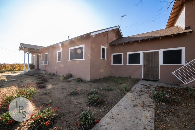 Building Photo - Fresno Westside Farm Home, 3BR/1BA, Built 1925 – Modern Updates!