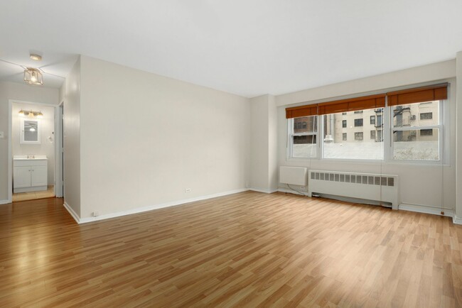 Building Photo - 2909 N Sheridan Rd