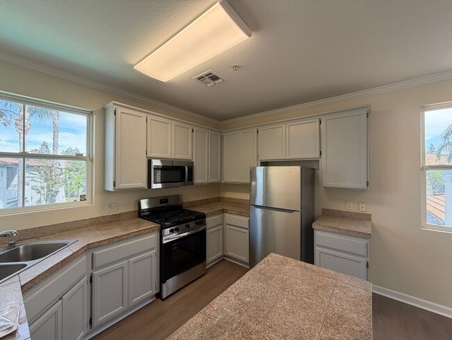 Building Photo - Lovely Upstairs Unit