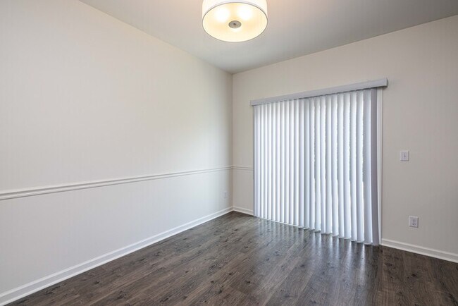 Building Photo - Stunning 3-Bedroom in Northwestern School District with Pool Access & Garage | AUGUST MOVE IN SPE...