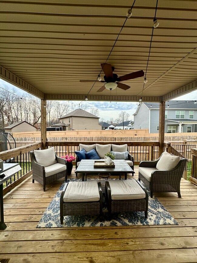 Building Photo - Pet Friendly Three Bedroom with Bonus!