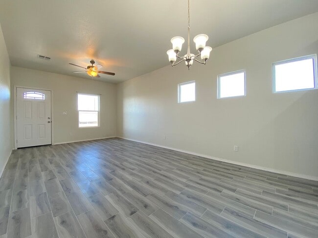Building Photo - 8702 De Alva Dr