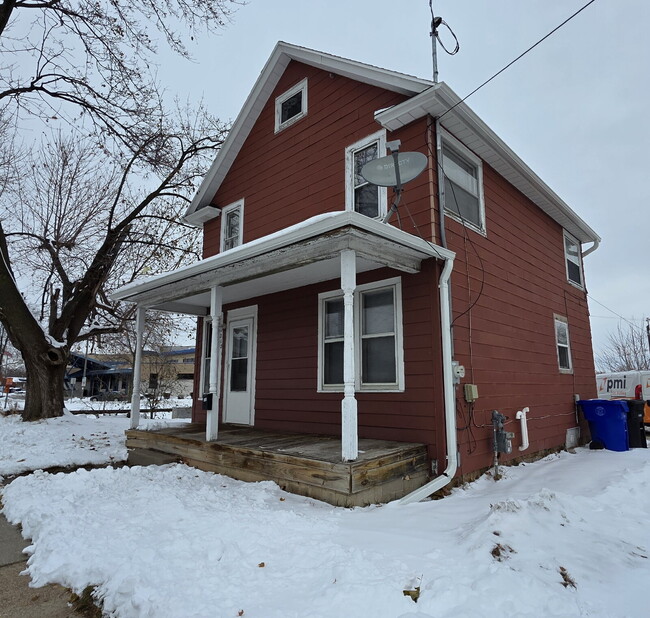 Primary Photo - 212 S Badger Ave