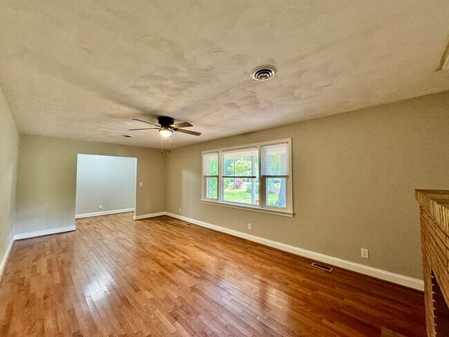 Building Photo - Recently Updated 4-Bedroom Ranch Home w/a 2 Bedroom Guest Cottage! Ready 04-23-26! Pet Friendly Home