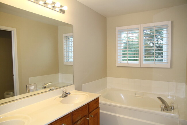 Building Photo - 2723 Whitehall Ln