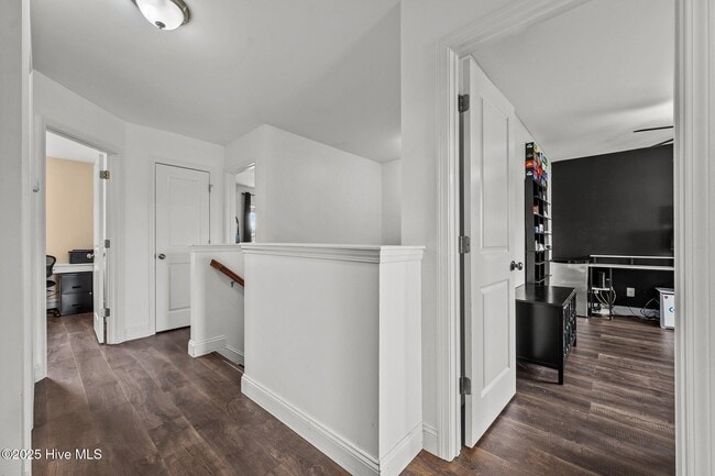 Building Photo - 300 Onyx Ct