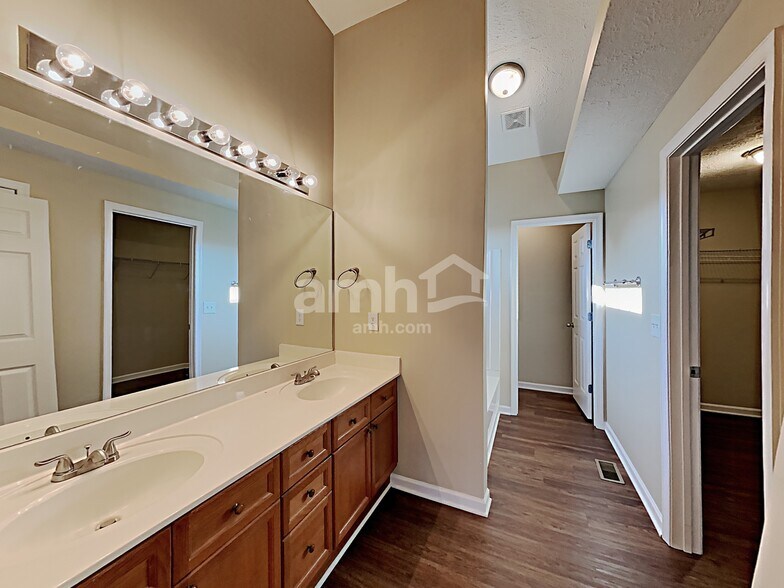 Building Photo - 2344 Hockett Dr