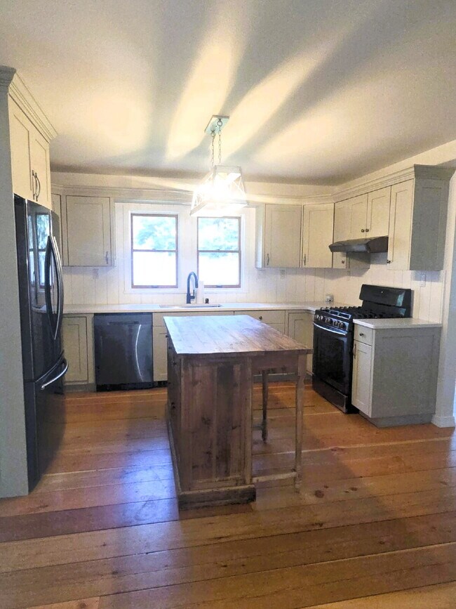 Building Photo - Spacious home in country setting, yet close to amenities