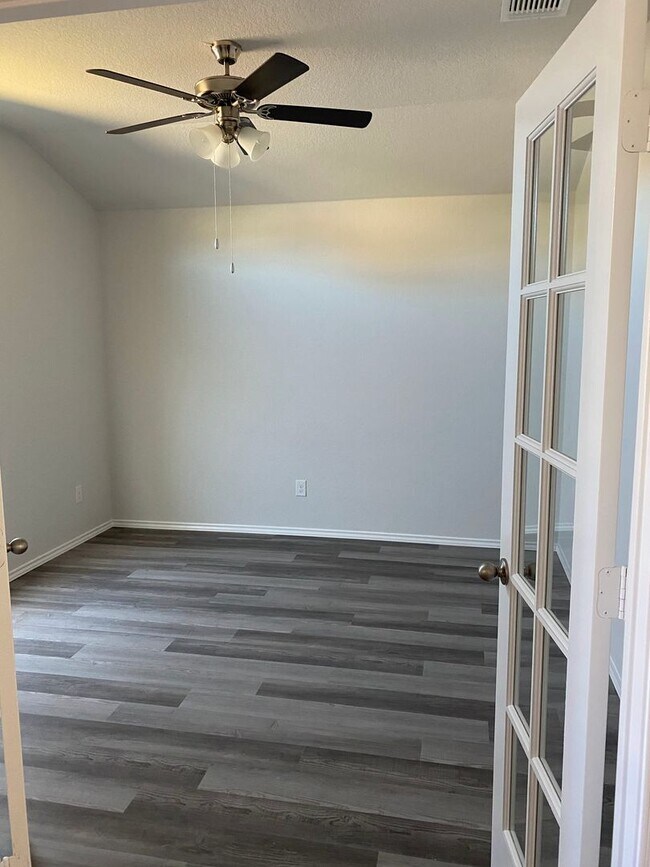Building Photo - BEAUTIFUL 4-bedroom 2-bathroom home! !!HALF OFF 1ST MONTH!!
