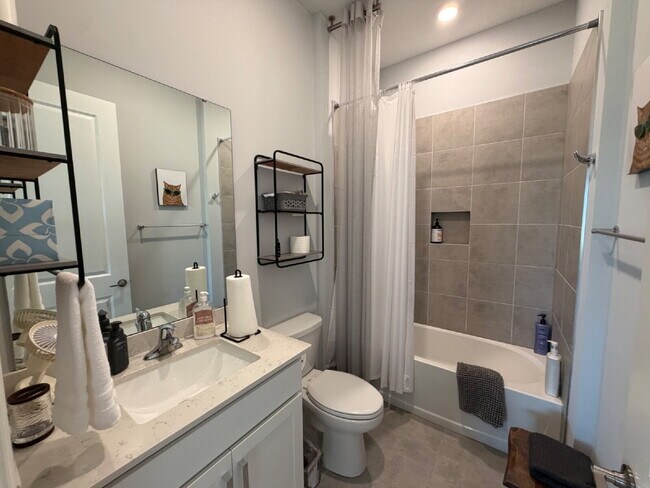 Building Photo - Gated 55+ community with lots of HOA amenities!