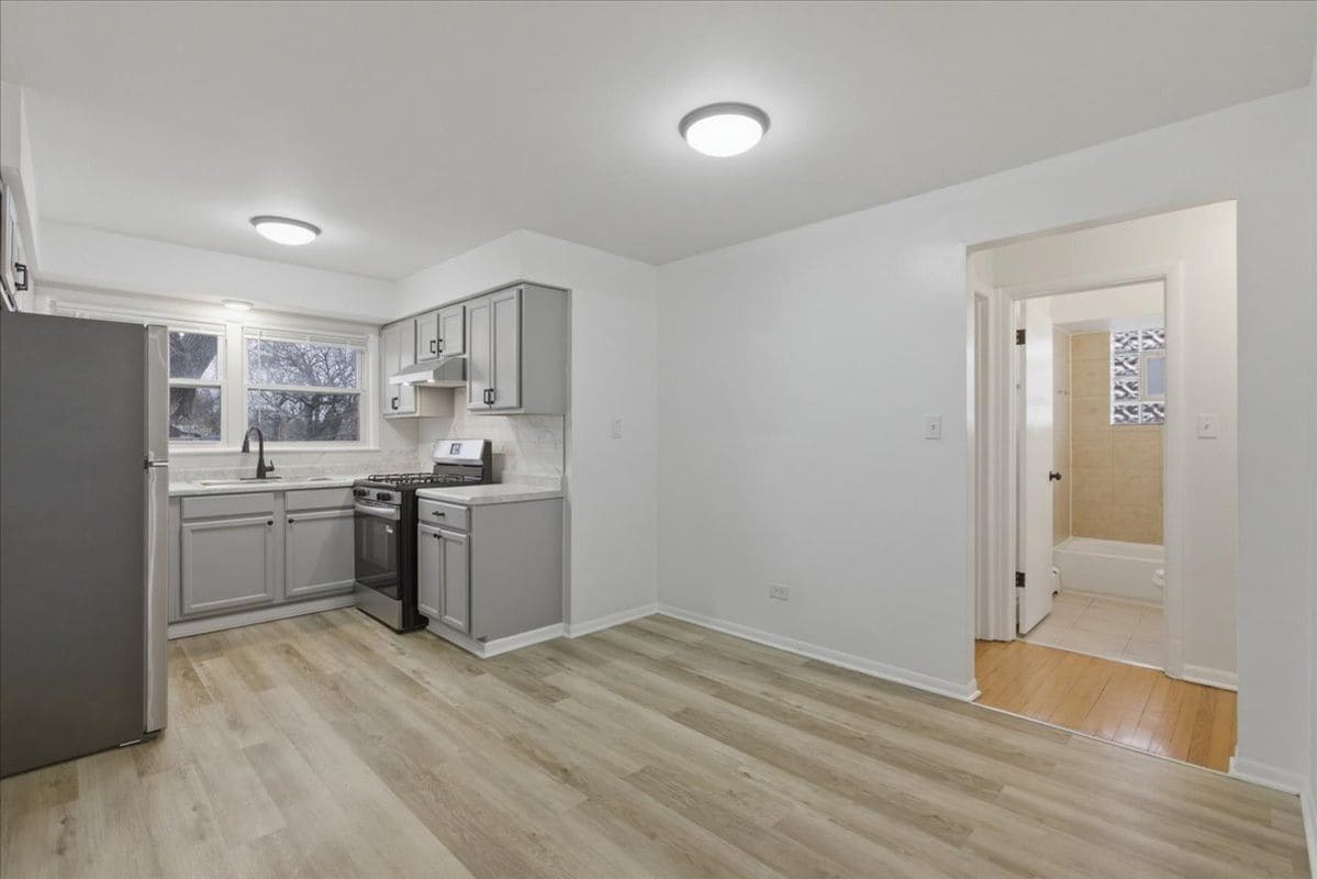 Building Photo - 8921 S Cottage Grove Ave