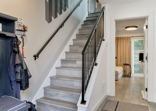 Building Photo - Modern 3 bed/ 2.5 bath townhome in Ballard!